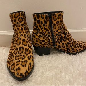 Sexy faux leopard hair booties. SZ 9